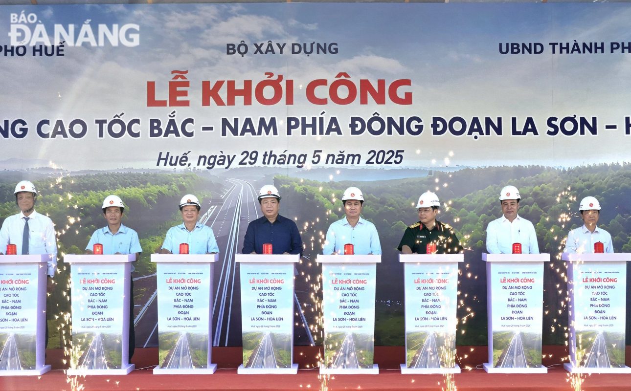 Nghi thức bấm nút khởi công. Ảnh: THÀNH LÂN