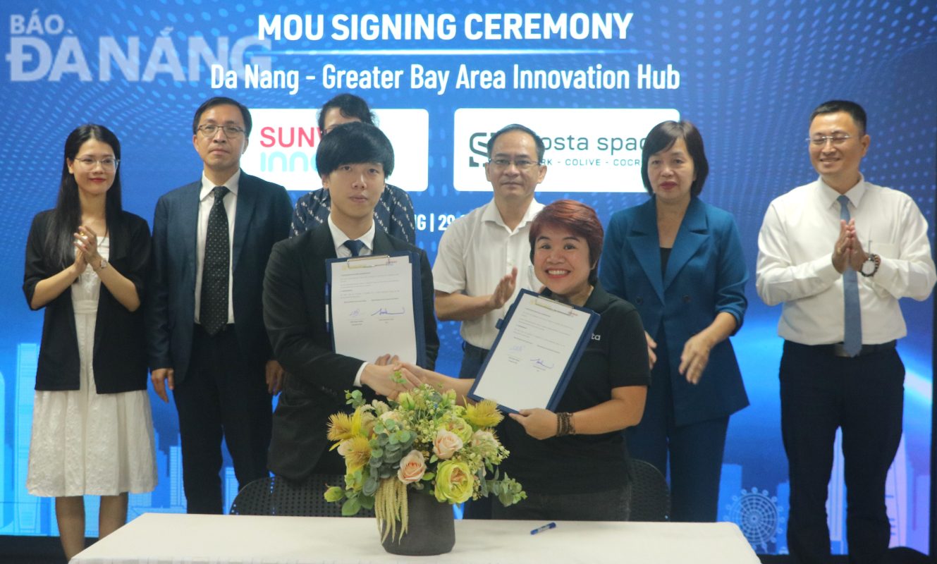 Đại diện Sunwah Innovations (Tập đoàn Sunwah) và Enosta Space (Enosta Group) trao biên bản ghi nhớ về kết nối hệ sinh thái khởi nghiệp Đà Nẵng với Vùng vịnh lớn. Ảnh: M.QUẾ