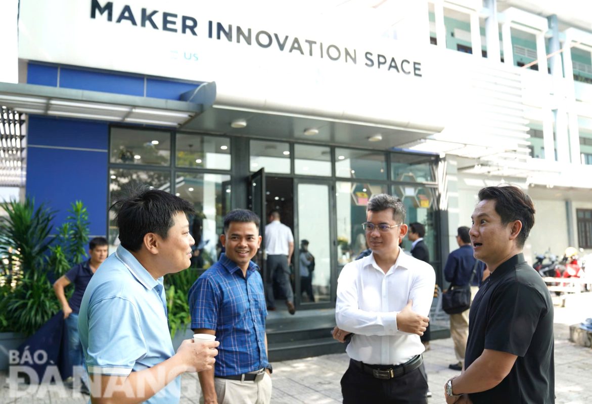 Đại diện các doanh nghiệp, nhà đầu tư trao đổi tại buổi tham quan. Ảnh: M.QUẾ
