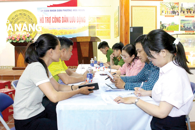 “Tổ hỗ trợ công dân” của phường Hòa Xuân hỗ trợ giải quyết kịp thời những khó khăn, vướng mắc của nhân dân về thủ tục hành chính.  Ảnh: T.PHƯƠNG