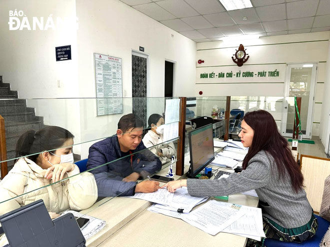 Chương trình tín dụng cho vay nhà ở xã hội giúp người dân an cư, ổn định cuộc sống. Trong ảnh: Cán bộ Phòng giao dịch Ngân hàng Chính sách xã hội quận Liên Chiểu hỗ trợ khách hàng làm hồ sơ vay vốn. Ảnh: LAM PHƯƠNG