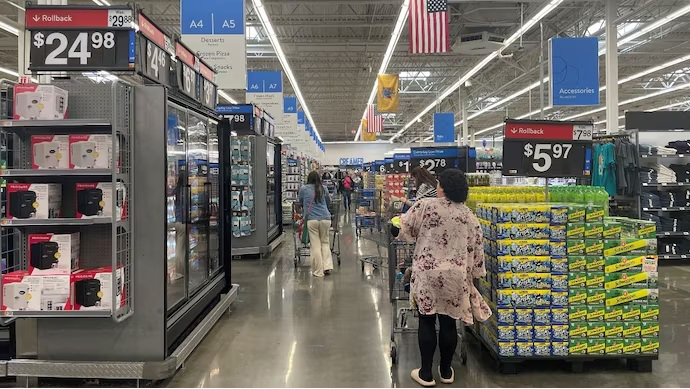 Walmart, chuỗi bán lẻ lớn nhất nước Mỹ, cho biết sẽ sớm bán nhiều hàng hóa đắt tiền hơn do mức thuế quan của Tổng thống Donald Trump. Ảnh: Reuters