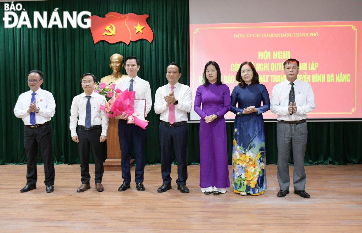 Đồng chí Nguyễn Đình Vĩnh, Phó Bí thư Thường trực Thành ủy, Bí thư Đảng ủy Các cơ quan Đảng thành phố trao quyết định và tặng hoa chúc mừng các đồng chí được chỉ định tham gia Ban Thường vụ Đảng ủy Báo và Đài Phát thanh, Truyền hình Đà Nẵng, nhiệm kỳ 2020-2025. Ảnh: TIỂU YẾN