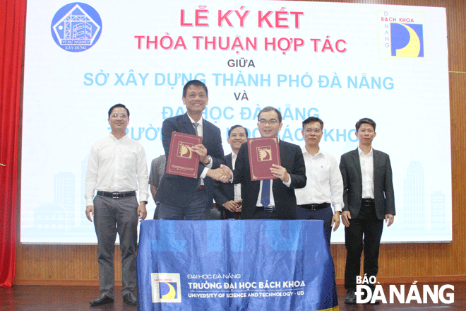 PGS.TS. Nguyễn Hữu Hiếu (bên phải), Hiệu trưởng Trường Đại học Bách khoa Đà Nẵng và Giám đốc Sở Xây dựng Nguyễn Hà Nam (bên trái) thực hiện lễ ký kết hợp tác. Ảnh: TRỌNG HÙNG