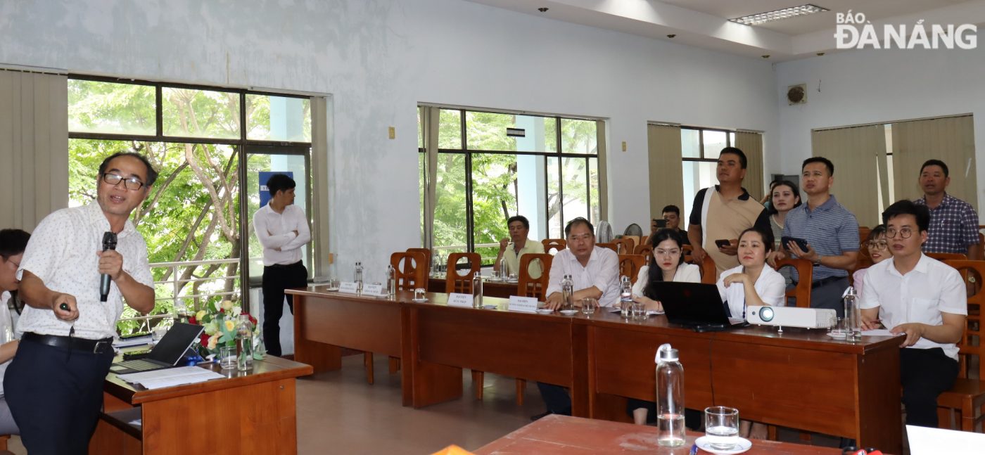 Lãnh đạo Trung tâm Phát triển quỹ đất thành phố Đà Nẵng (bìa trái) công bố công khai kết quả mở và xét duyệt hồ sơ đăng ký thuê đất ngắn hạn. Ảnh: HOÀNG HIỆP