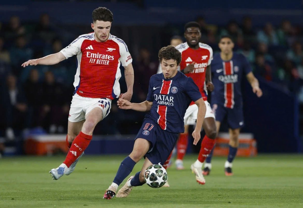 Paris Saint-Germain (áo đen) được đánh giá cao hơn ở trận chung kết nhưng Inter Milan là đội bóng bản lĩnh, không dễ để khuất phục. Ảnh: Reuters