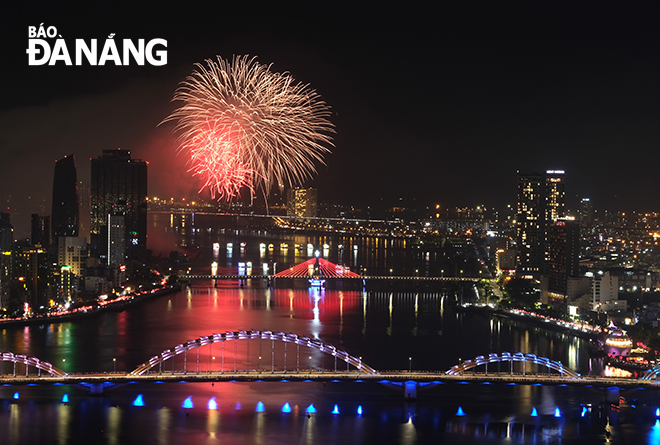 Những màn trình diễn pháo hoa kéo dài trong 2 tháng hè đã đưa Đà Nẵng trở thành tâm điểm, góp phần thu hút khách trong nước và quốc tế. Ảnh: THU HÀ