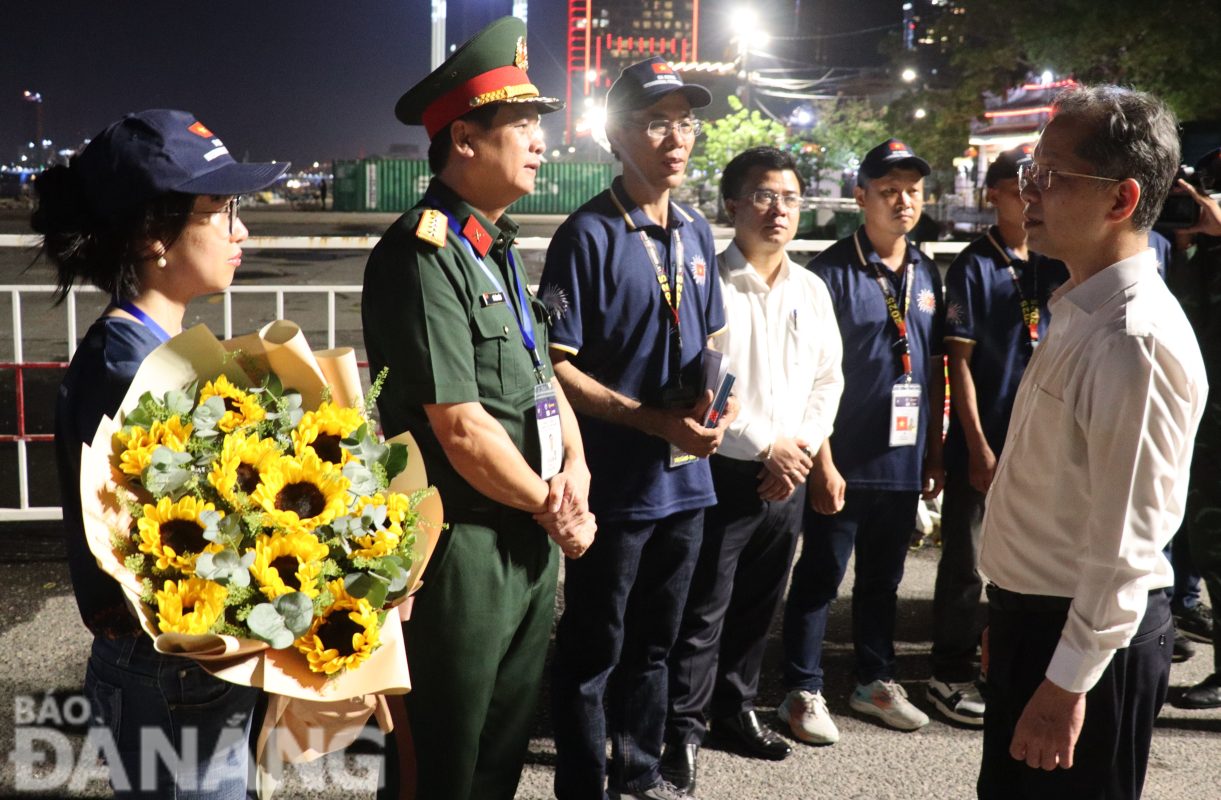 Bí thư Thành ủy Nguyễn Văn Quảng (bên phải) động viên đội pháo hoa Đà Nẵng (Việt Nam 1). Ảnh: MAI QUẾ