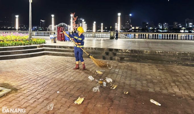 Lượng rác phát sinh trên vỉa hè đường Bạch Đằng cũng rất ít, các công nhân nhanh chóng hoàn thành quét dọn, thu gom. Ảnh: HOÀNG HIỆP