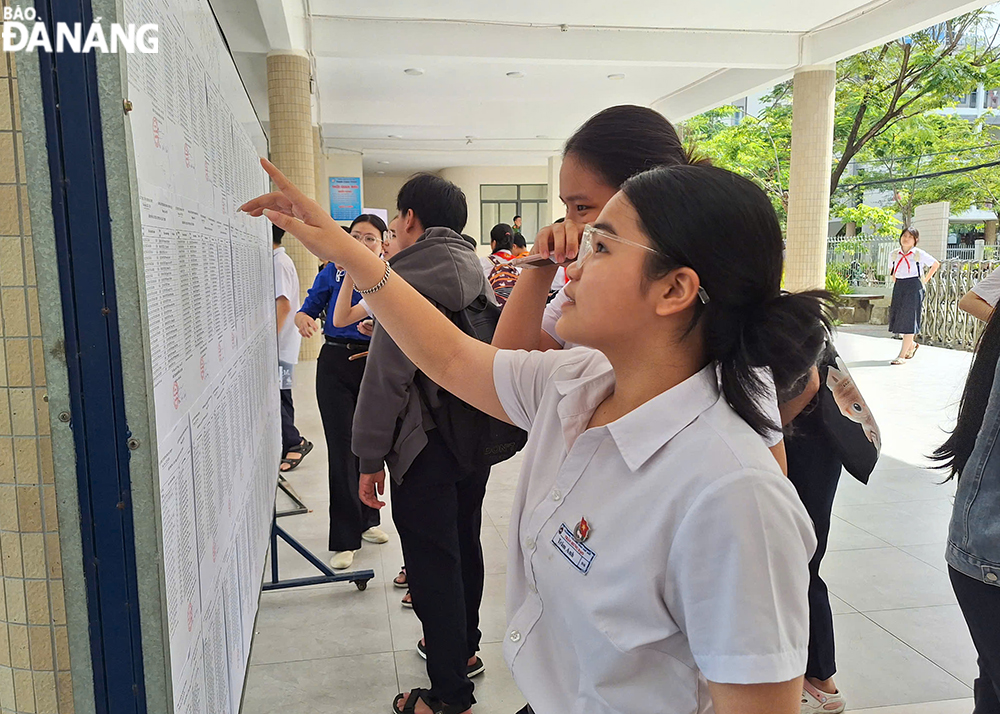 Thí sinh kiểm tra lại thông tin phòng thi. Ảnh: THU HÀ
