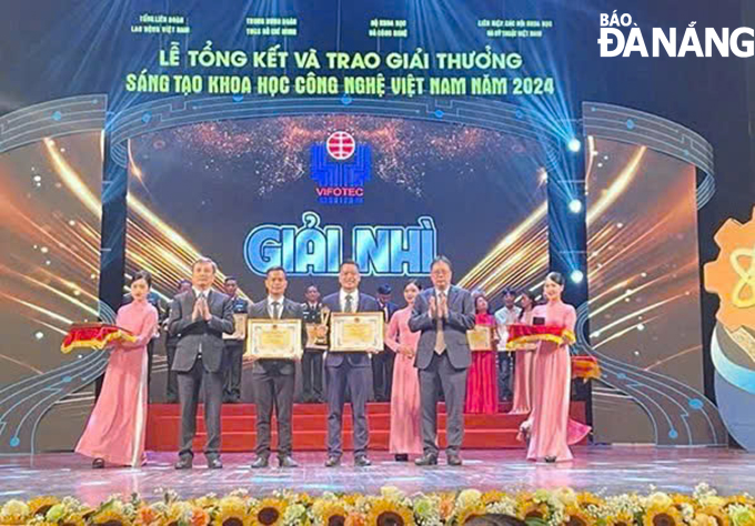 Nhóm tác giả Công ty TNHH MTV Điện lực Đà Nẵng (thuộc EVNCPC) nhận giải Nhì VIFOTEC 2024.
