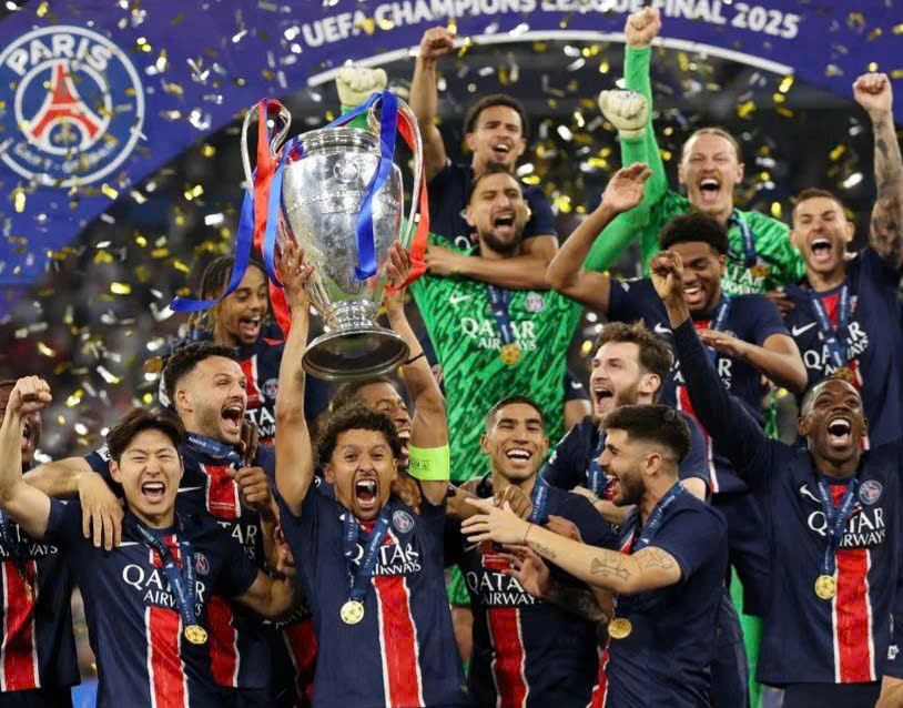 PSG lần đầu giành chức vô địch Champions League. (Nguồn: Getty Images) nrique ăn mừng cùng các cầu thủ PSG.