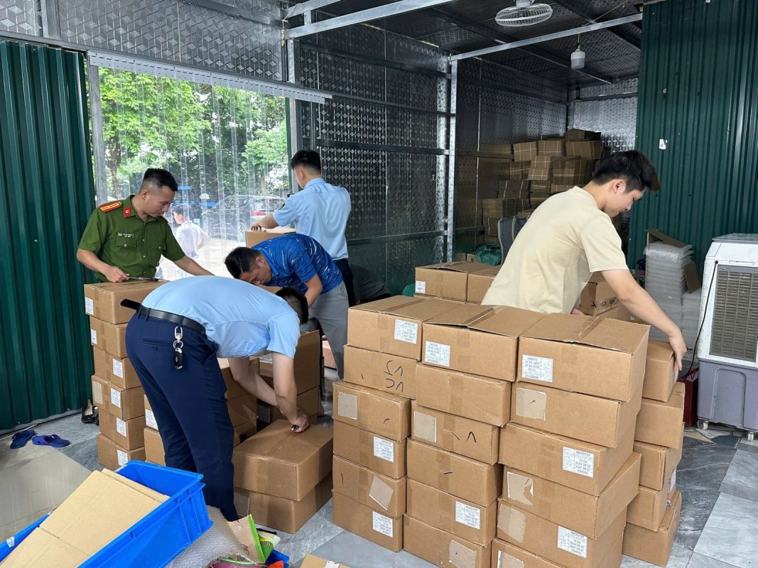 Lực lượng chức năng kiểm tra lô hàng vi phạm. Ảnh: CQCN