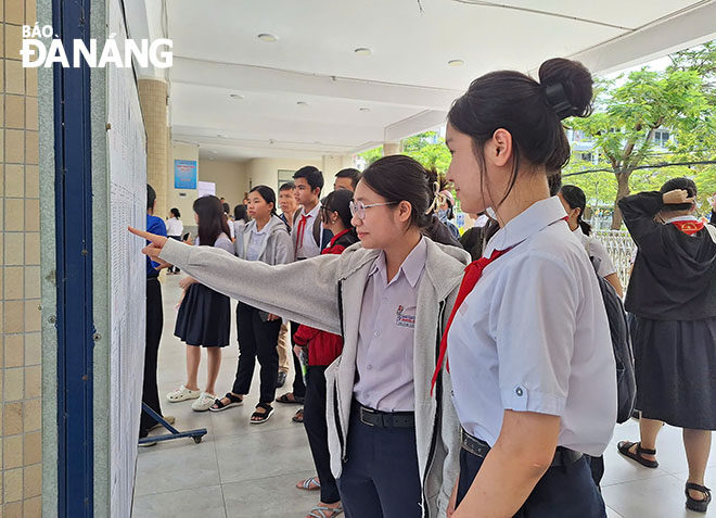 Thí sinh kiểm tra thông tin, phòng thi tại điểm thi Trường THPT Phan Châu Trinh vào sáng 1-6.Ảnh: THU HÀ