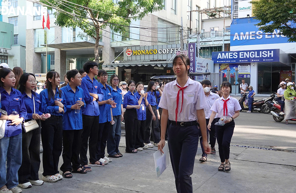 Ngay từ sớm, thí sinh đã có mặt ở các điểm thi. Ảnh: THU HÀ.