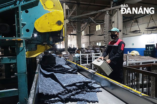 Công ty CP Cao su Đà Nẵng đầu tư dây chuyền sản xuất các dòng sản phẩm chất lượng và tái chế lốp xe cũ, giúp giảm rác thải ra môi trường. Ảnh: HOÀNG HIỆP