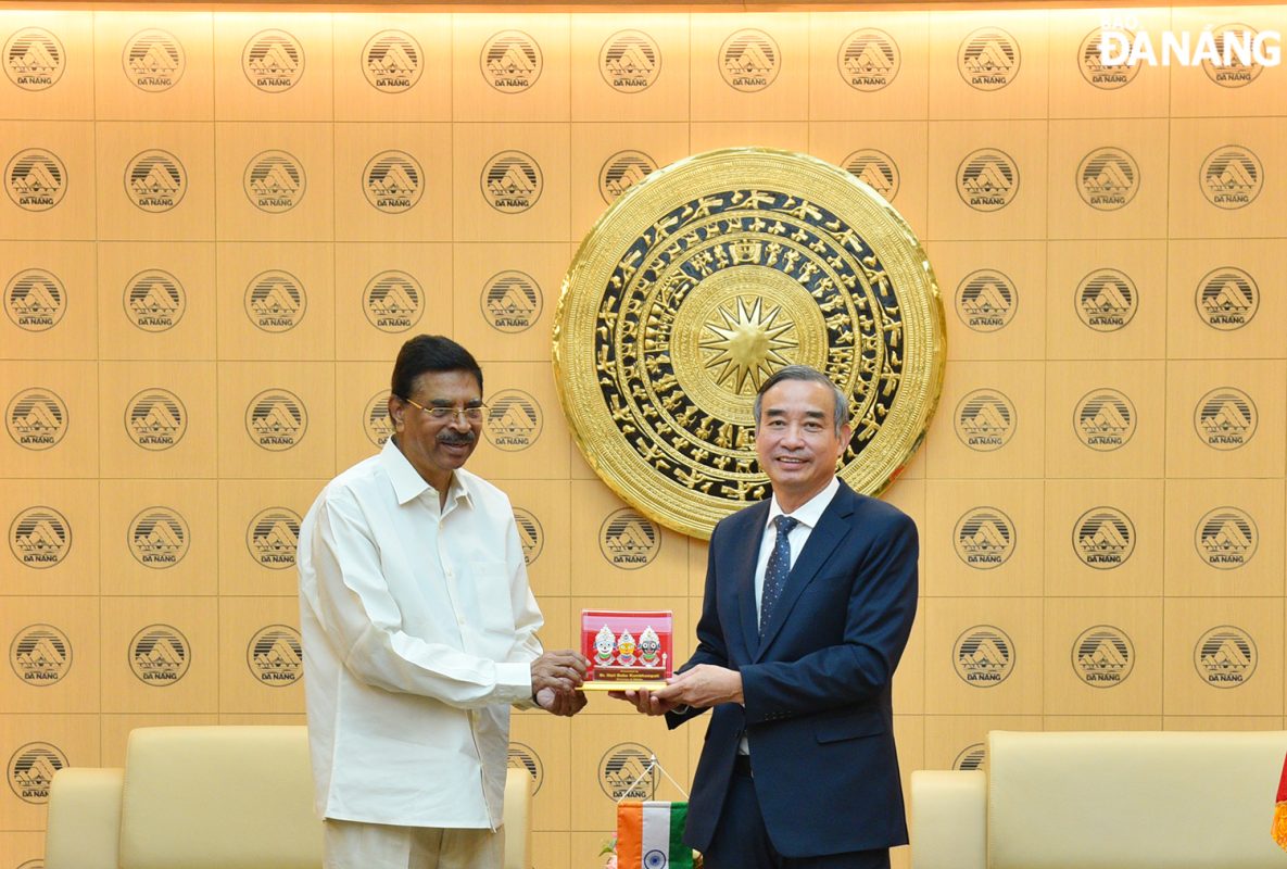 Thống đốc bang Odisha (Ấn Độ) Hari Babu Kambhampati (bên trái) tặng quà lưu niệm đến Chủ tịch UBND thành phố Lê Trung Chinh. Ảnh: T.PHƯƠNG
