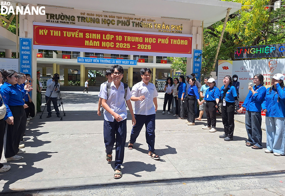 Môn thi Ngữ văn được các thí sinh đánh giá là vừa sức với các em. Ảnh: THU HÀ