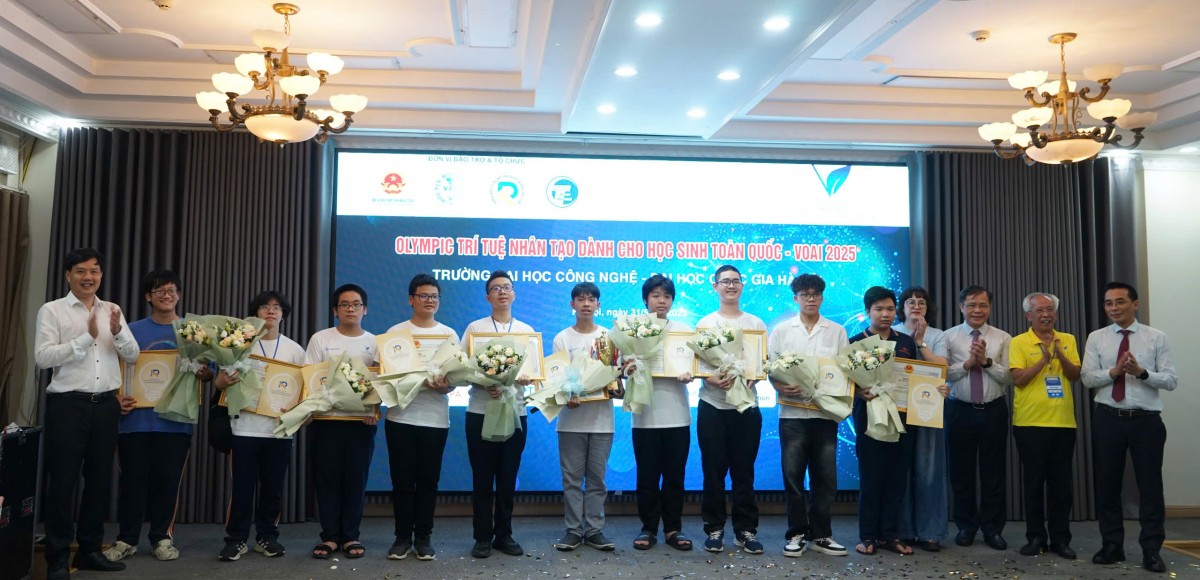 Em Nguyễn Phú Nhân (cầm cúp) giành ngôi vô địch Olympic Trí tuệ nhân tạo toàn quốc THPT lần thứ nhất