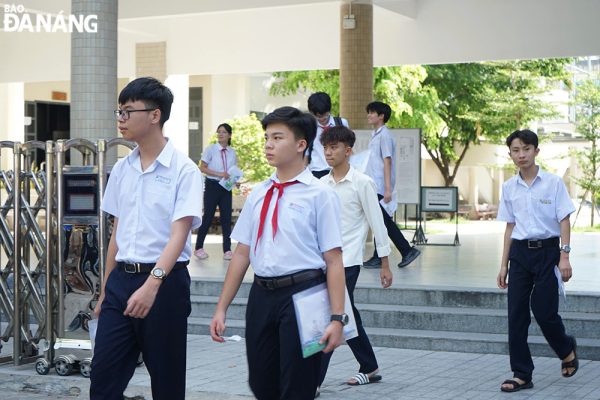 Các thí sinh hài lòng với bài thi ngoại ngữ trong buổi chiều 2-6. Trong ảnh: Thí sinh tại điểm thi Trường THPT Phan Châu Trinh. Ảnh: THU HÀ.
