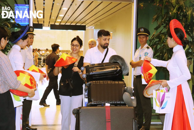 Du khách trên chuyến bay từ Dubai đến Đà Nẵng tối 2-6. Ảnh: NGỌC HÀ