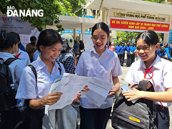 Trong ngày thi đầu tiên, các thí sinh đánh giá bài thi vừa sức, bám sát chương trình.  Trong ảnh: Thí sinh tham gia dự thi tại hội đồng thi Trường THPT Trần Phú. Ảnh: THU HÀ