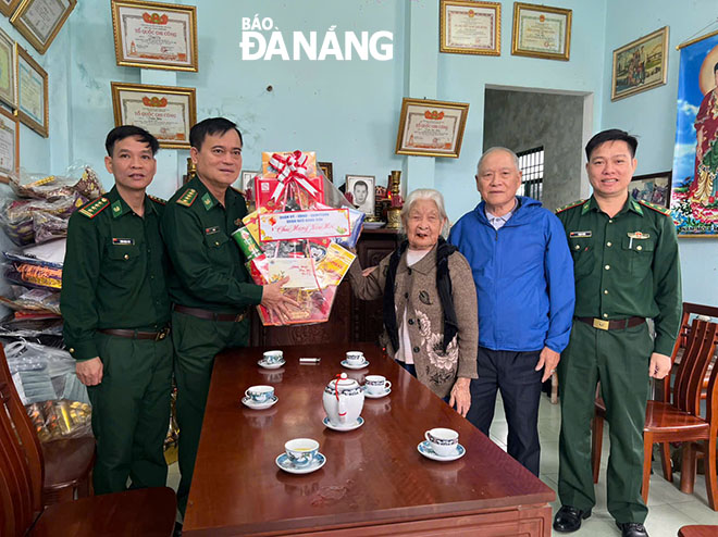 Cán bộ, chiến sĩ Bộ đội Biên phòng thành phố tặng quà Bà mẹ Việt Nam anh hùng Mai Thị Sây ở phường Hòa Hải, quận Ngũ Hành Sơn. Ảnh: BÁ VĨNH