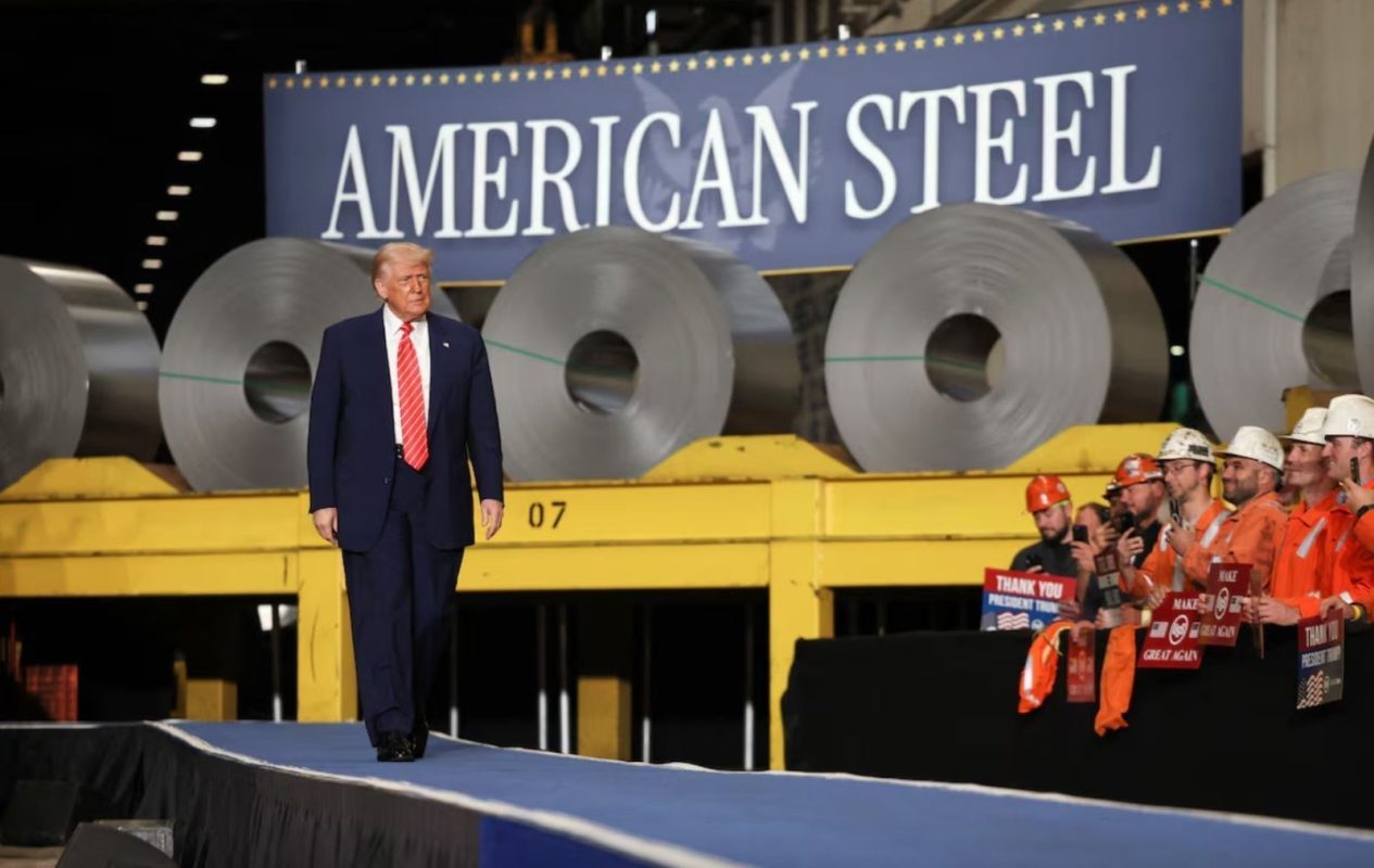 Tổng thống Mỹ Donald Trump thăm một nhà máy của Tập đoàn thép Irvin Works ở West Mifflin, bang Pennsylvania, Mỹ ngày 30/5/2025. Ảnh: REUTERS/TTXVN
