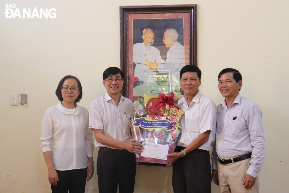 Trưởng ban Tuyên giáo và Dân vận Thành ủy Trần Thắng Lợi (thứ 2, bên trái sang) tặng quà cho Hội Người cao tuổi thành phố. Ảnh: KHÁNH NGÂN