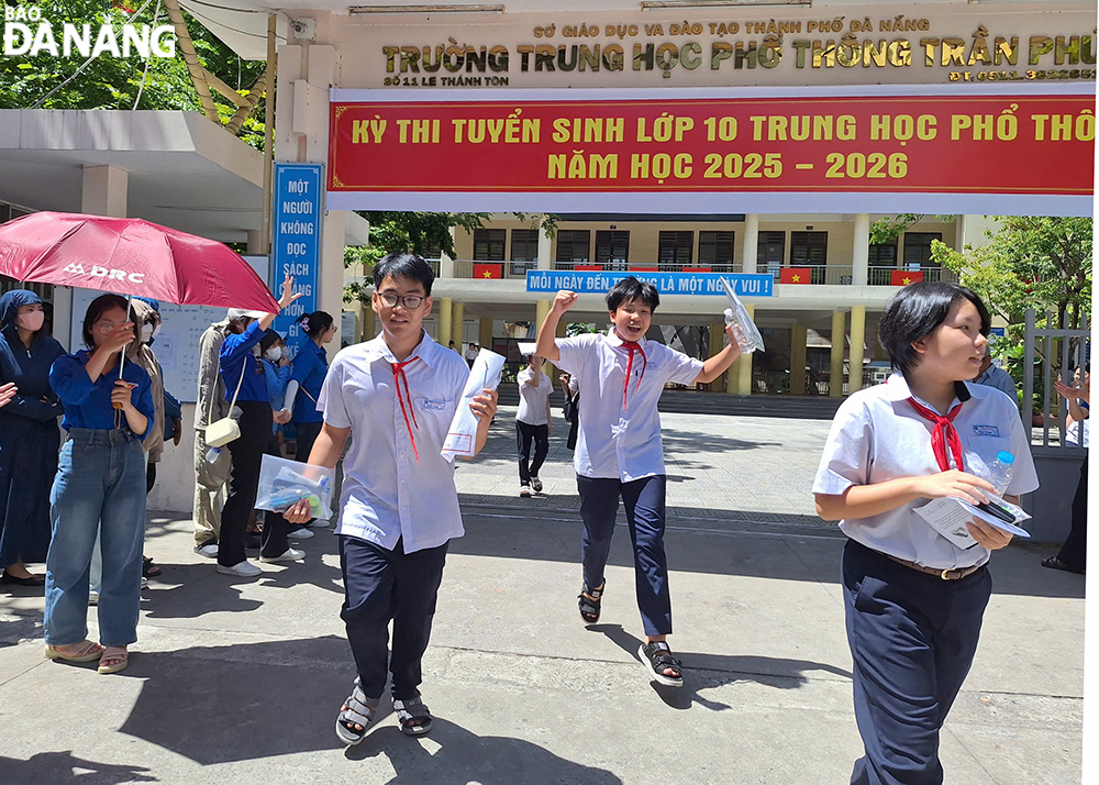Thí sinh vui mừng sau khi hoàn thành bài thi môn cuối cùng của kỳ thi tuyển sinh vào 10. Ảnh: THU HÀ.