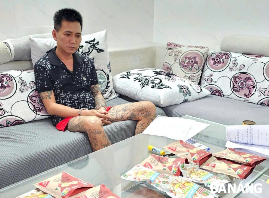 Đối tượng Châu Vĩnh Phú và tang vật. Ảnh: CA