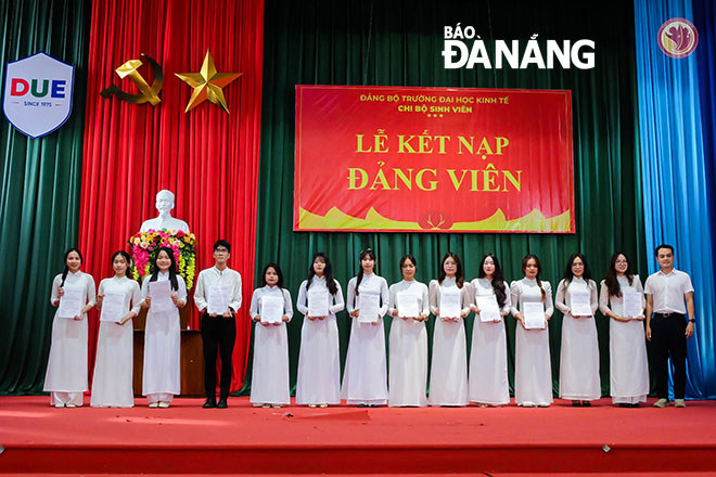 Chi bộ sinh viên Trường Đại học Kinh tế (Đại học Đà Nẵng) kết nạp Đảng cho sinh viên ưu tú nhân dịp kỷ niệm 135 năm ngày sinh Chủ tịch Hồ Chí Minh. Ảnh: NGỌC PHÚ