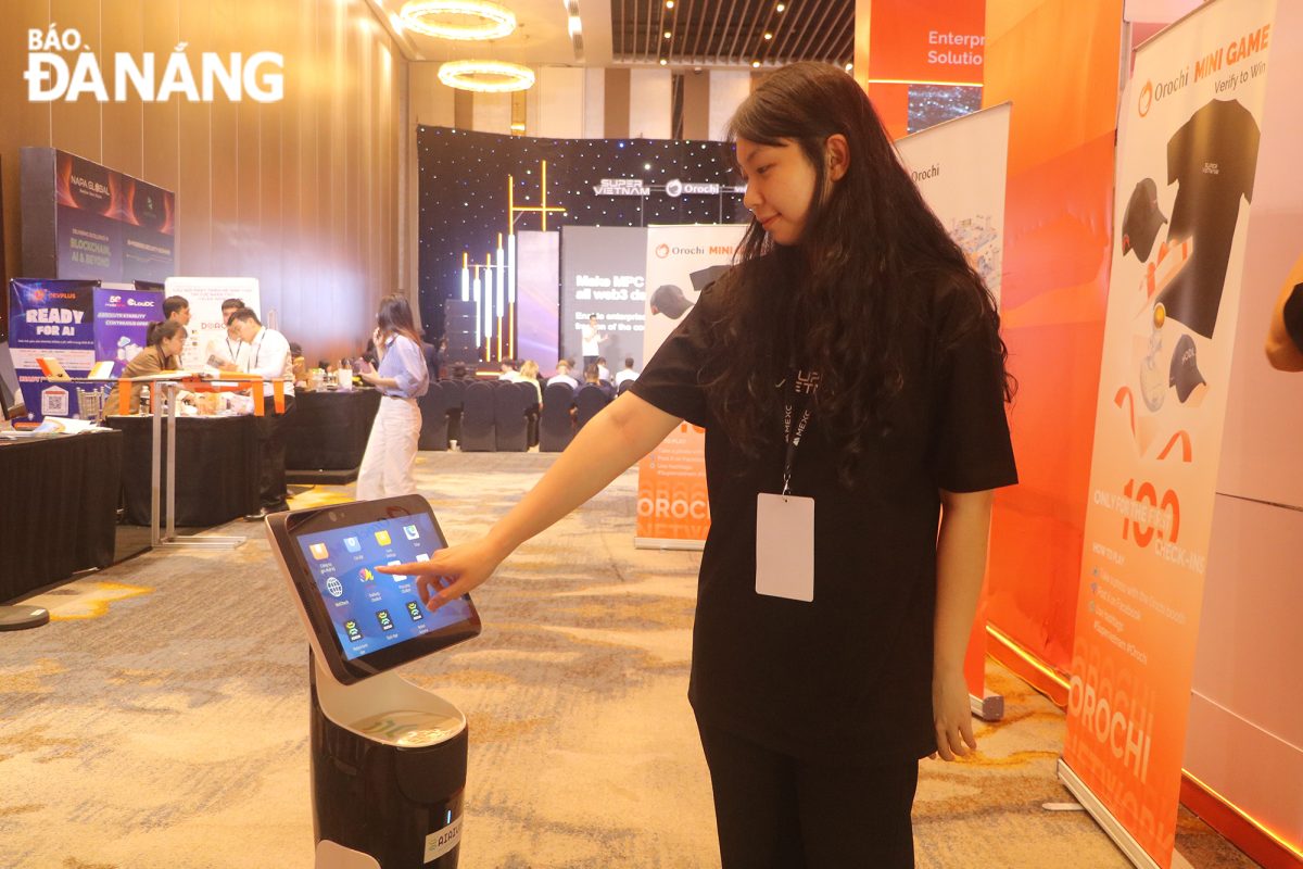Robot trợ lý AI của công ty AIAIVN tại không gian trưng bày Super Vietnam Expo