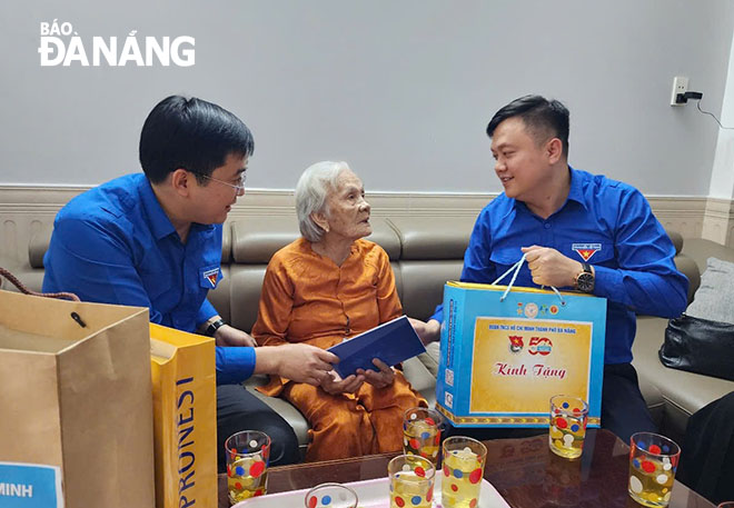 Mô hình “Chúng con luôn bên Mẹ”, các cấp Bộ đoàn đã phụng dưỡng, chăm sóc tại gia đình 73 Bà mẹ Việt Nam anh hùng trên địa bàn thành phố Đà Nẵng. Trong ảnh: Lãnh đạo Thành đoàn Đà Nẵng (bên phải) tặng quà Bà mẹ Việt Nam anh hùng. Ảnh: NGỌC PHÚ