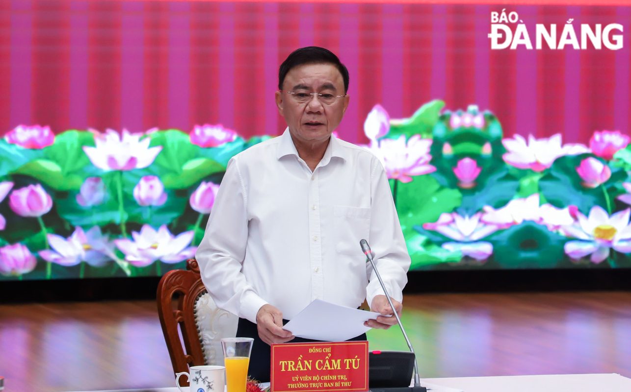Thường trực Ban Bí thư Trần Cẩm Tú phát biểu định hướng buổi làm việc. Ảnh: NGỌC PHÚ