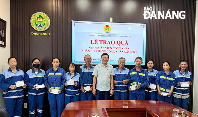 Công đoàn Công ty CP môi trường Đô thị Đà Nẵng tặng quà cho đoàn viên Công đoàn trong tháng 5-2025.  Ảnh: TRỌNG HÙNG