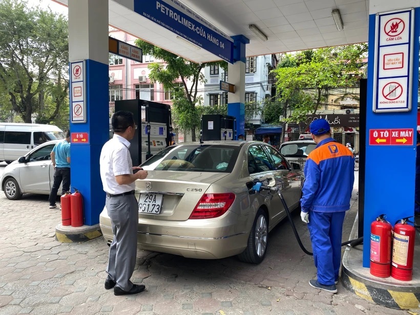 Một điểm bán xăng của Petrolimex tại Hà Nội. (Ảnh: Vietnam+)