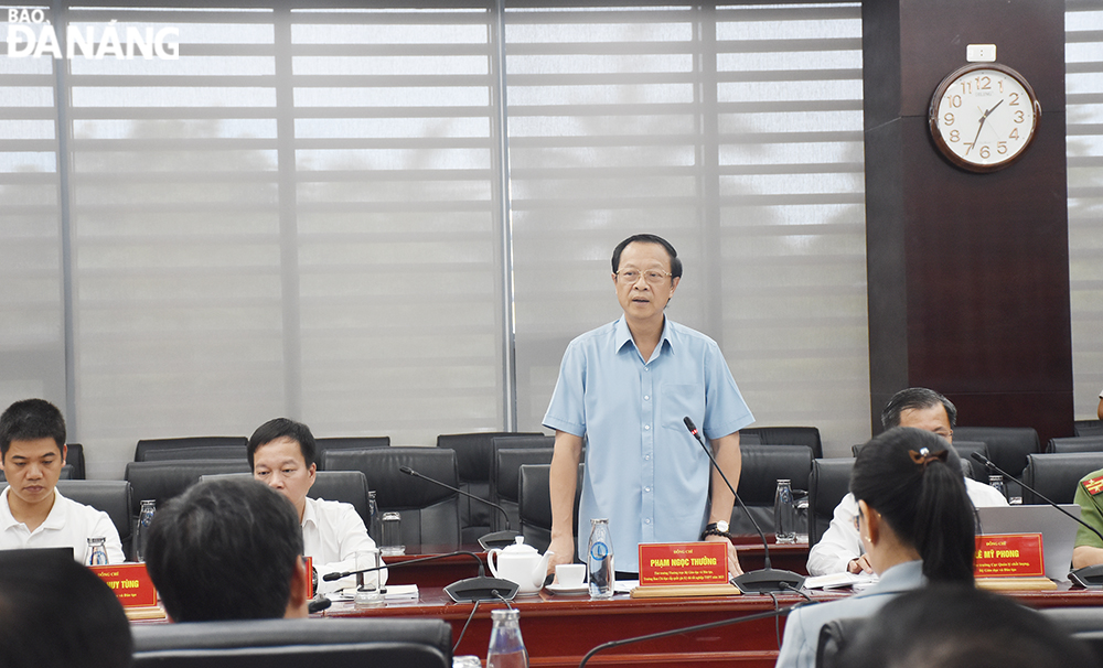 Thứ trưởng Thường trực Bộ Giáo dục và Đào tạo Phạm Ngọc Thưởng đánh giá cao sự chủ động, tinh thần trách nhiệm của Đà Nẵng trong công tác chuẩn bị cho kỳ thi tốt nghiệp THPT năm 2025. Ảnh: THU HÀ