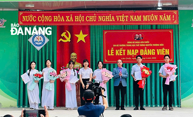 Chi bộ Trường THPT Nguyễn Thượng Hiền (quận Liên Chiểu) tổ chức lễ kết nạp Đảng cho 6 học sinh ưu tú. Ảnh: T.PHƯƠNG