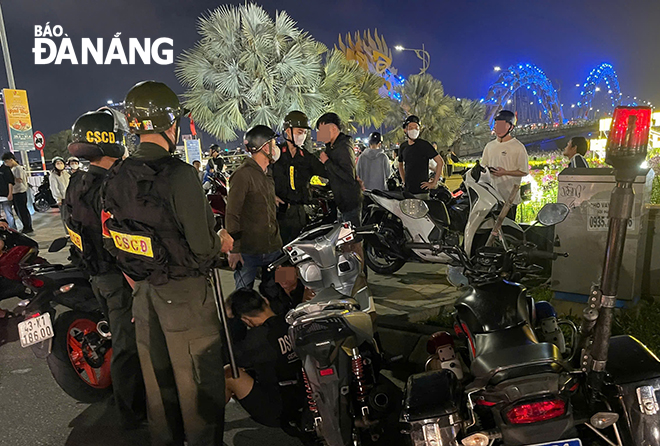 Qua công tác tuần tra, kiểm soát, lực lượng 911 Công an thành phố kịp thời phát hiện, xử lý hàng loạt hành vi vi phạm pháp luật trên đường phố. Ảnh: LÊ HÙNG
