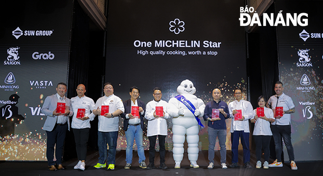 Michelin năm 2025 vinh danh 9 nhà hàng đạt một Sao Michelin. Trong ảnh: Đại diện nhà hàng La Maison 1888 (thứ hai từ trái sang) nhận giải 1 sao Michelin. Ảnh: NGỌC HÀ