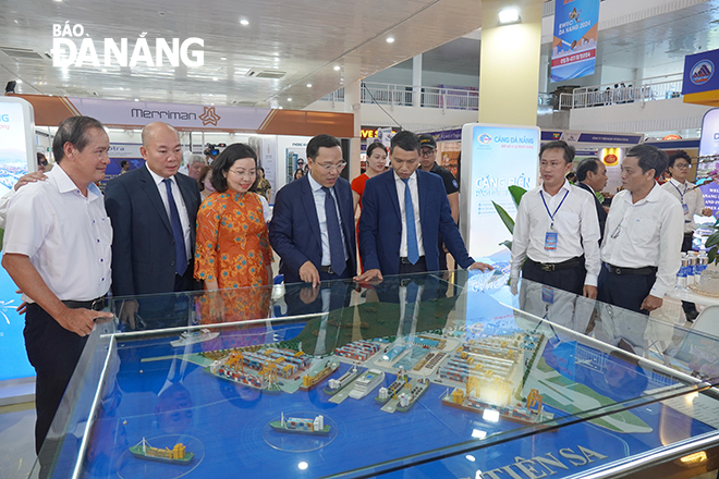 Lãnh đạo thành phố tham quan mô hình Cảng Tiên Sa trong tương lai. Ảnh: GIA MINH