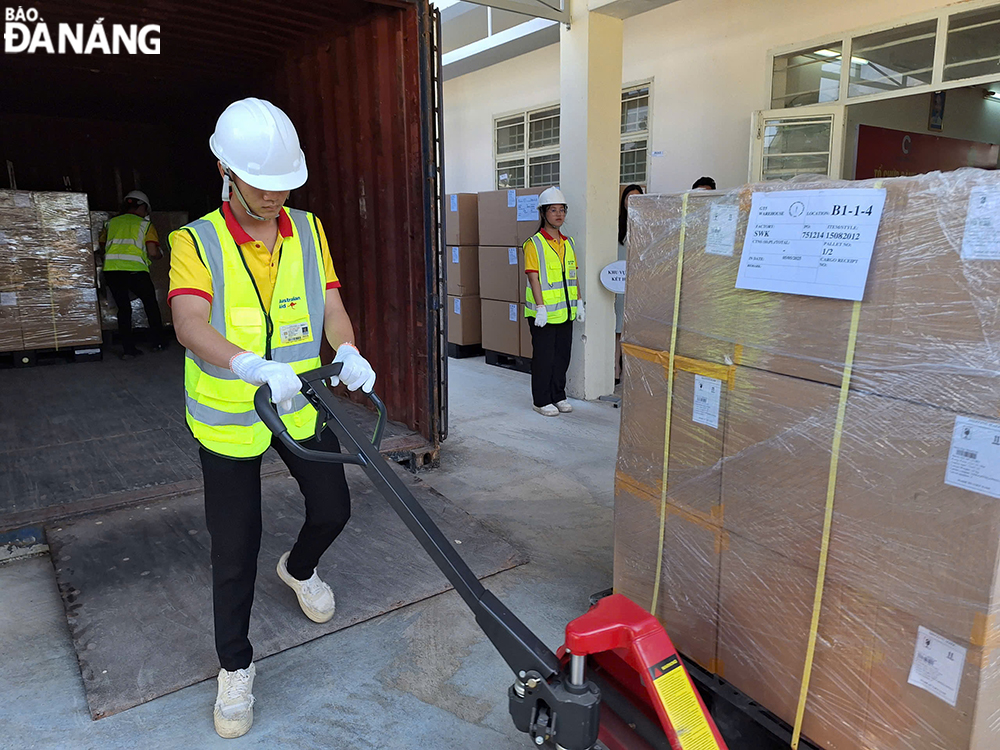 Sinh viên được trang bị kiến thức, kỹ năng trong quá trình đóng gửi hàng. Ảnh: THU HÀ.