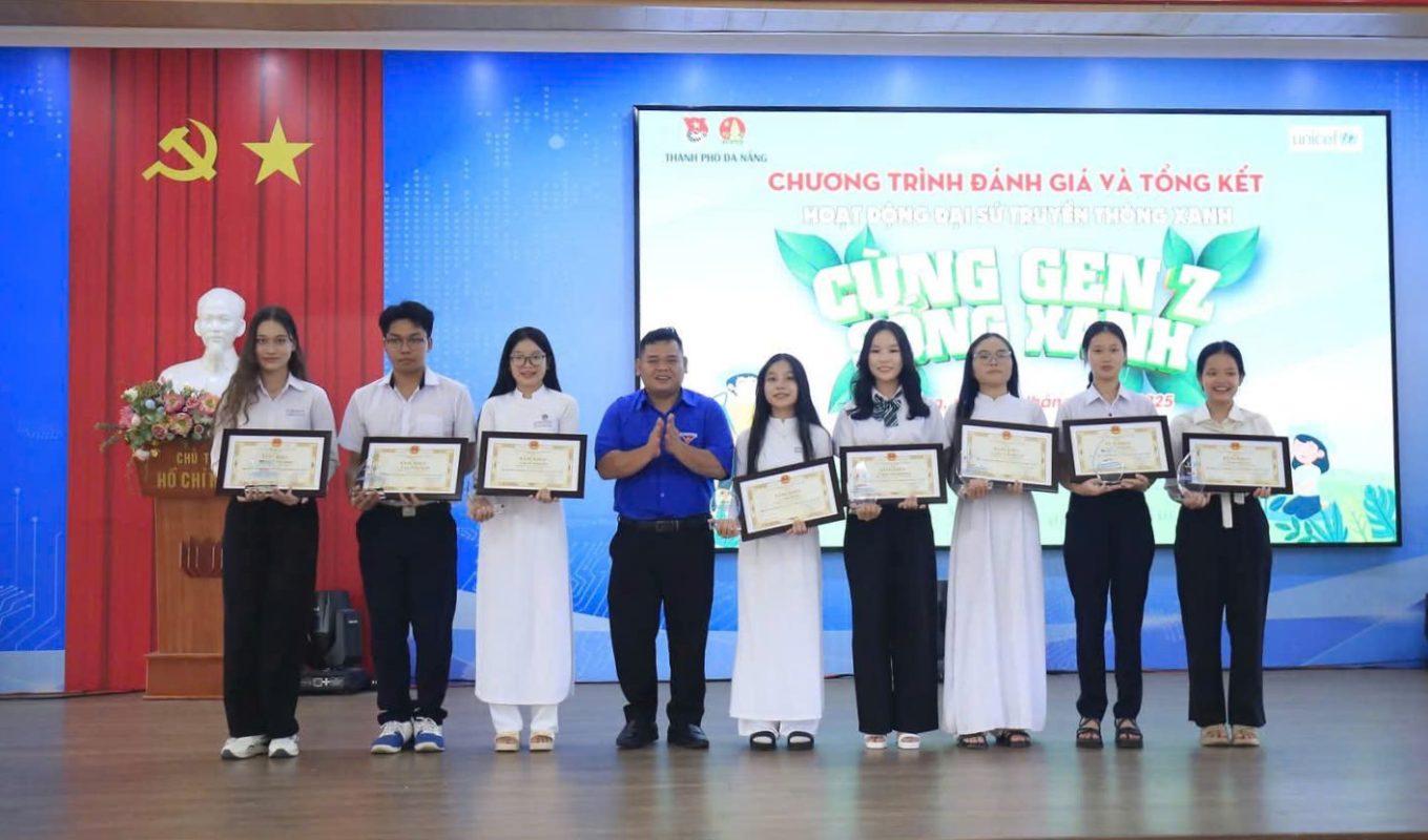 Ban tổ chức trao thưởng cho các thi sinh đoạt giải. Ảnh: N.N