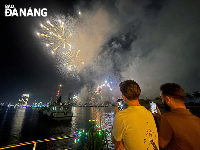 Người dân thích thú ngắm pháo hoa.