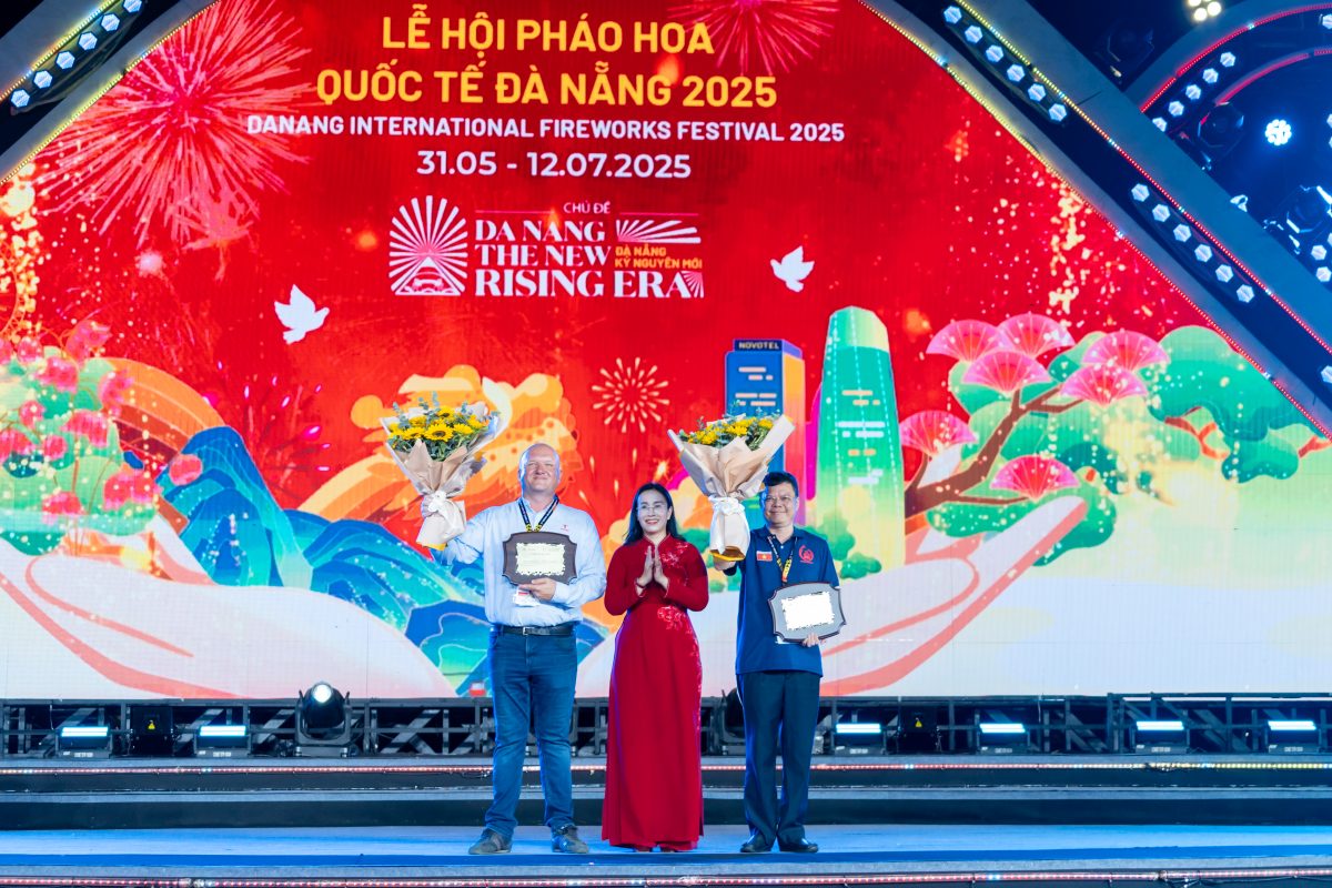 Để động viên tinh thần hai đội, bà Nguyễn Thị Anh Thi, Thành ủy viên, Phó Chủ tịch UBND thành phố, Trưởng Ban tổ chức Lễ hội pháo hoa quốc tế Đà Nẵng 2025 trao kỷ niệm chương cho đại diện hai đội  Z121 Vina Pyrotech Việt Nam và Surex Firma Rodzinna đến từ Ba Lan.