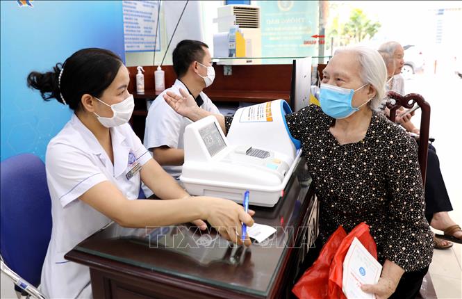 Khám chữa bệnh cho người bệnh. Ảnh: TTXVN