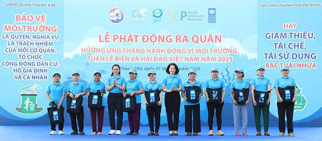 Lãnh đạo Hội Liên hiệp Phụ nữ thành phố Đà Nẵng trao tặng dụng cụ, bảo hộ cho phụ nữ thu mua, kinh doanh phế liệu tại lễ phát động ra quân hưởng ứng tháng hành động vì môi trường, tuần lễ biển và hải đảo năm 2025. Ảnh: HOÀNG HIỆP