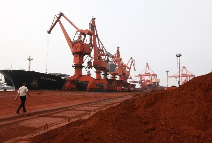 Xe chuyên dụng xúc đất chứa đất hiếm để đưa lên tàu ở miền đông Trung Quốc.  Ảnh: AFP/Getty Images