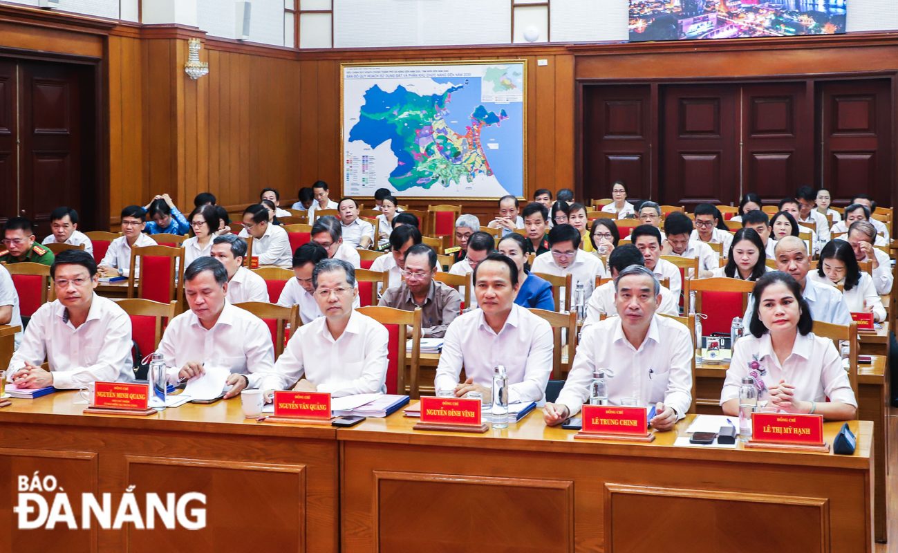 Bí thư Thành ủy Nguyễn Văn Quảng (thứ 4, phải sang), Phó Bí thư Thường trực Thành ủy Nguyễn Đình Vĩnh (thứ 2, phải sang), Phó Chủ nhiệm Ủy ban Kiểm tra Trung ương Nguyễn Minh Quang (thứ 2, trái sang), Chủ tịch HĐND thành phố Ngô Xuân Thắng (bên trái) và Chủ nhiệm Ủy ban Kiểm tra Thành ủy Lê Thị Mỹ Hạnh (bên phải) cùng các đại biểu dự hội nghị. Ảnh: NGỌC PHÚ